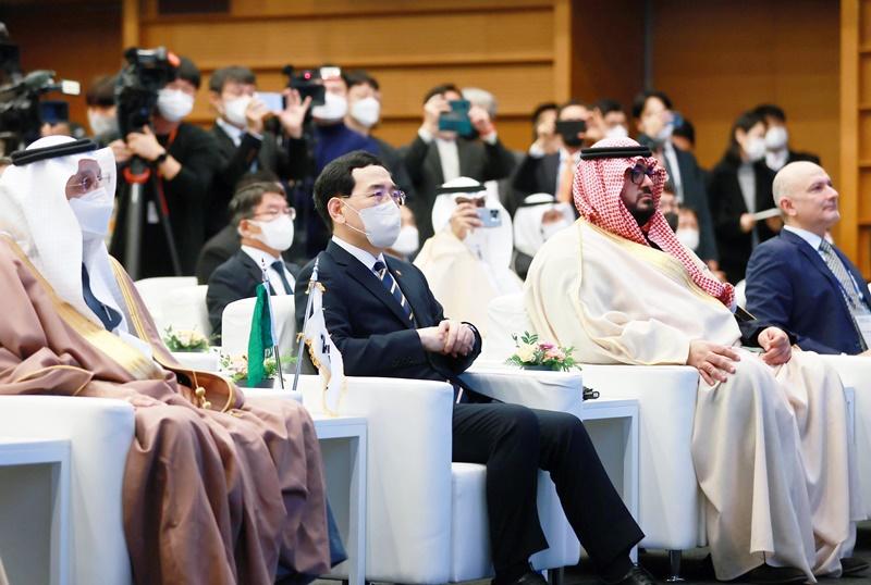 The Ministry of Trade, Industry and Energy and Saudi Ministry of Investment on Nov. 17 held the Korea-Saudi Investment Forum at the Korea Chamber of Commerce and Industry in Seoul's Jung-gu District. Shown are Minister of Trade, Industry and Energy Lee Chang-Yang (second from left) and Saudi Minister of Investment Khalid Al-Falih (far left), who are among some 300 government and business representatives attending the event.