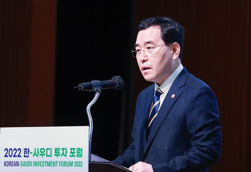 Minister of Trade, Industry and Energy Lee Chang-Yang on Nov. 17 gives a speech at the Korean-Saudi Investment Forum 2022.