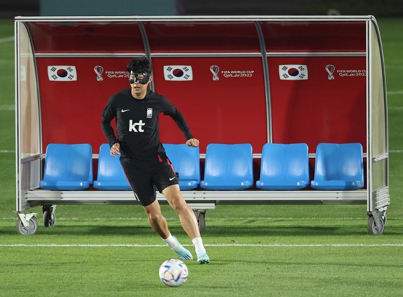 Soccer star Son Heung-min on Nov. 17 practices wearing a face shield at Al Egla Training Facility in Doha, Qatar, for the upcoming FIFA World Cup. (Yonhap News) 