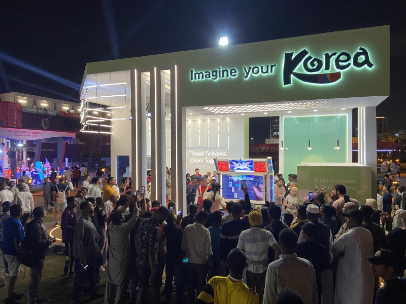  Visitors in Doha, Qatar, crowd around the booth for promoting tourism in Korea.