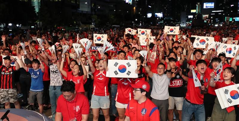 Fans on June 18, 2018, cheer for the national soccer team at Seoul's Gwanghwamun Square during Korea's game versus Sweden in the 2018 World Cup in Russia. (Jeon Han) 