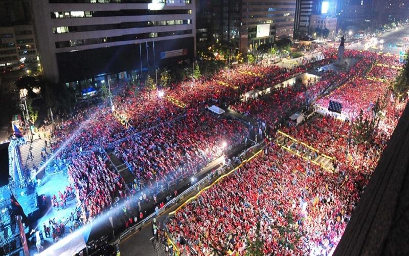 The Red Devils on June 21, 2014, gather at midnight to watch Korea play Algeria in the 2014 World Cup in Brazil. (Ministry of Culture, Sports and Tourism)