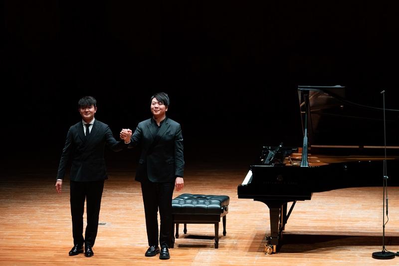The Ministry of Culture, Sports and Tourism on Nov. 23 cohosted a concert with the Korean Foundation for International Cultural Exchange to mark the 2021-22 Year of Cultural Exchange between Korea and China and the 30th anniversary of bilateral ties at Seoul Art Center in the city's Seocho-gu District. Shown are Korean pianist Sunwoo Yekwon (left) and Chinese pianist Lang Lang thank the audience after their joint performance..
