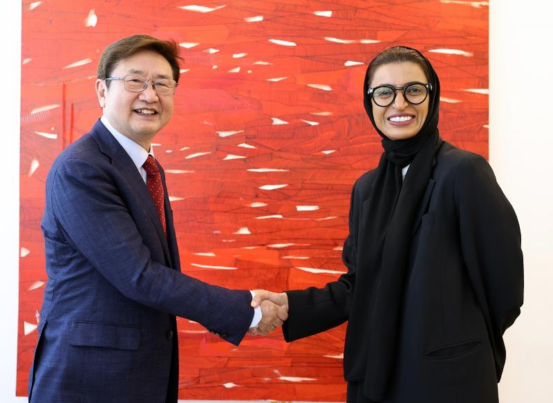 Minister of Culture, Sports and Tourism Park Bo Gyoon (left) and United Arab Emirates (UAE) Minister of Culture and Youth Noura Al Kaabi on Nov. 26 take a commemorative photo in the UAE.