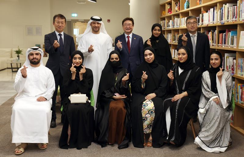 Minister of Culture, Sports and Tourism Park Bo Gyoon (third from left in second row) on Nov. 26 takes a group photo with students from King Sejong Institute in the UAE at the Korean Cultural Center in Abu Dhabi.