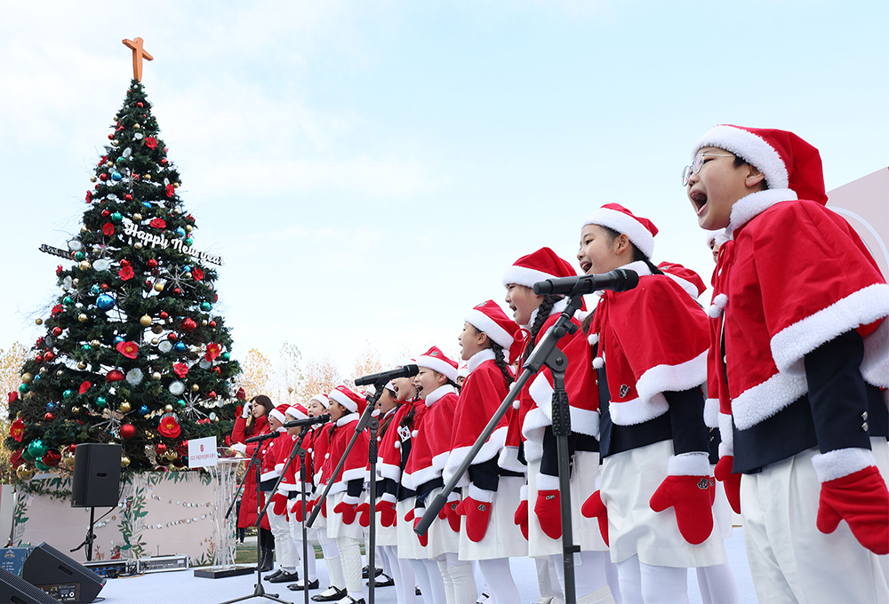 A children's choir on the morning of Dec. 1 performs at the opening ceremony of this year's Christmas Kettle charity drive of the Salvation Army at Seoul Plaza in the city's Jung-gu District.