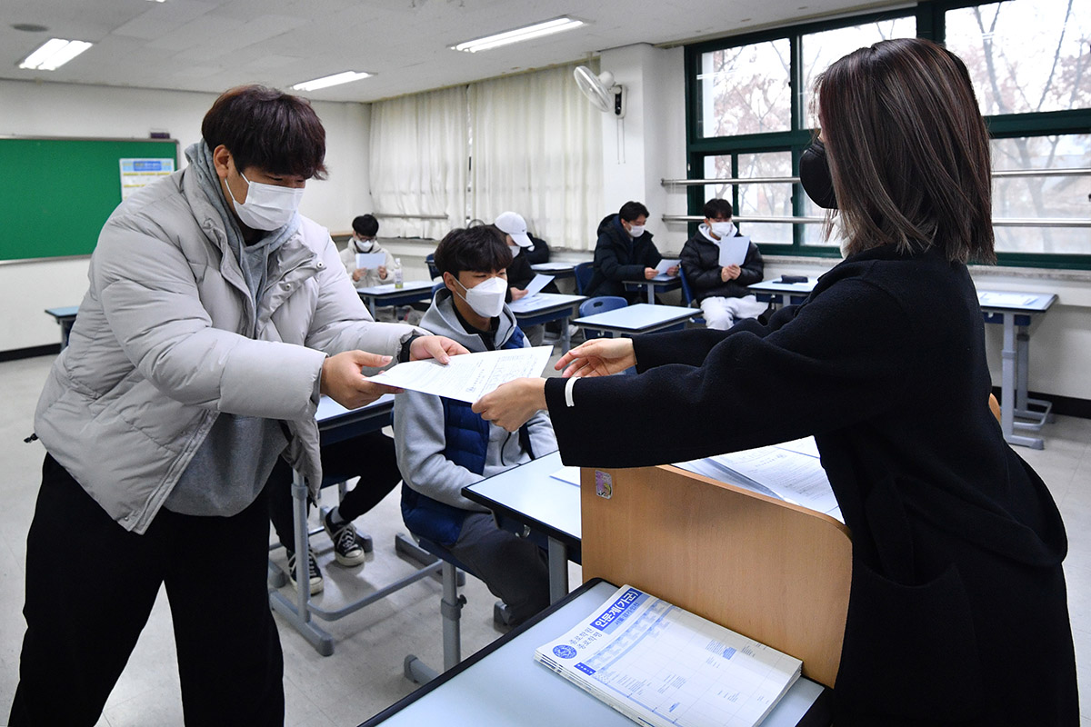 A student on Dec. 9 receives his score on the 2023 College Scholastic Ability Test (Suneung) at Kyungbock High School in Seoul's Jongno-gu District on the day such scores were released for everyone who took the exam nationwide on Nov. 17.