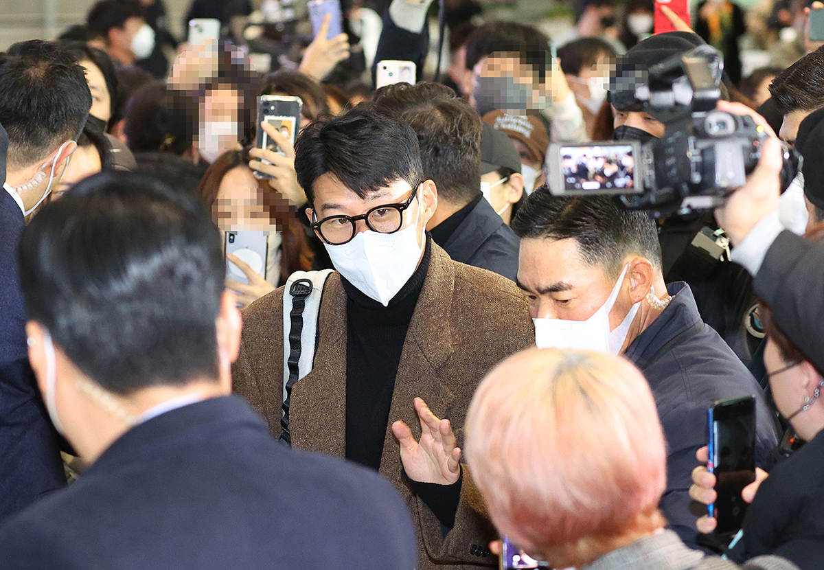 National soccer team captain Son Heung-min on the morning of Dec. 13 waves bye to his fans at Terminal 2 of Incheon International Airport. Around 200 of his fans were at the airport to bid him farewell.