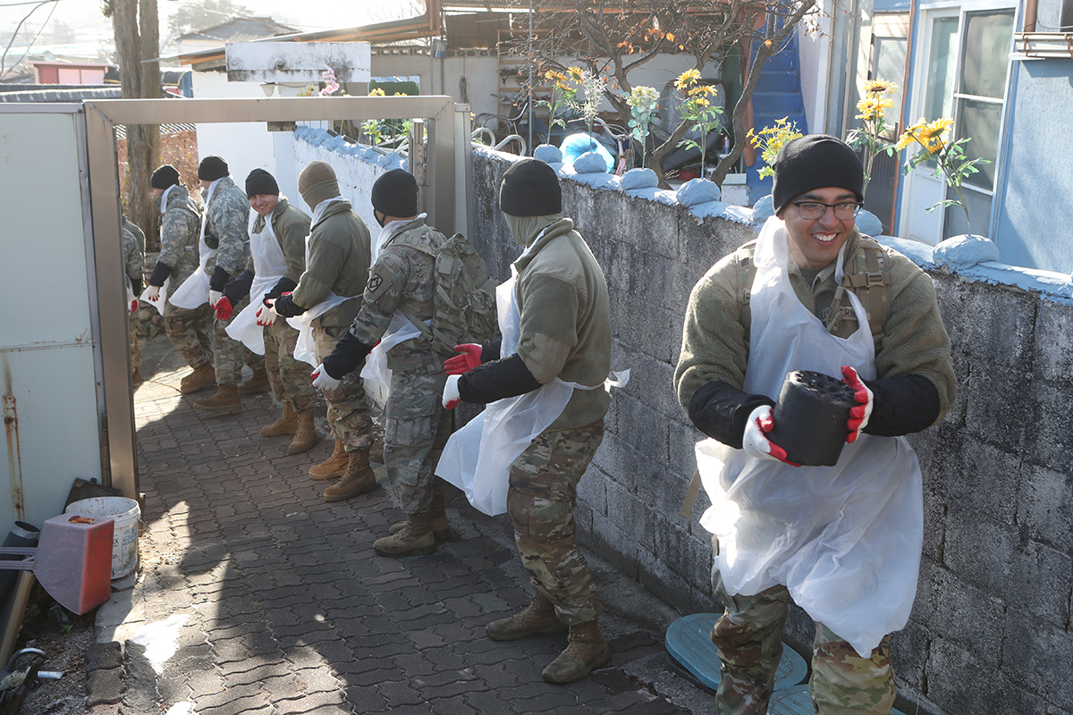 Soldiers from the 2nd Infantry Division of the U.S. Forces Korea and the 210th Field Artillery Brigade of the ROK-U.S. Combined Division on Dec. 14 deliver coal briquettes under a charity event in the Sangpae-dong neighborhood of Dongducheon, Gyeonggi-do Province.