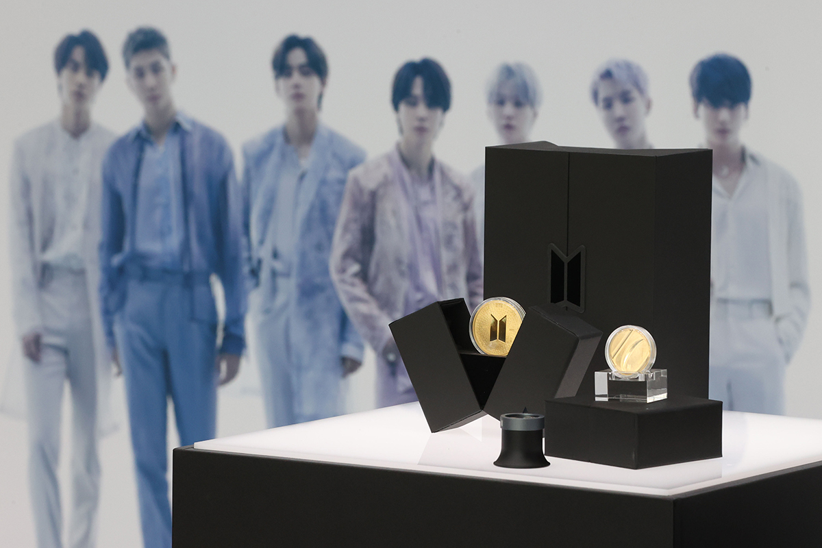 A commemorate medal marking the 10th anniversary of the debut of K-pop sensation BTS on the morning of Dec. 16 is displayed at the flagship store of the Korea Minting and Security Printing Corp. in Seoul's Mapo-gu District. Sporting the BTS logo and number 10, the item on its front has the term 
