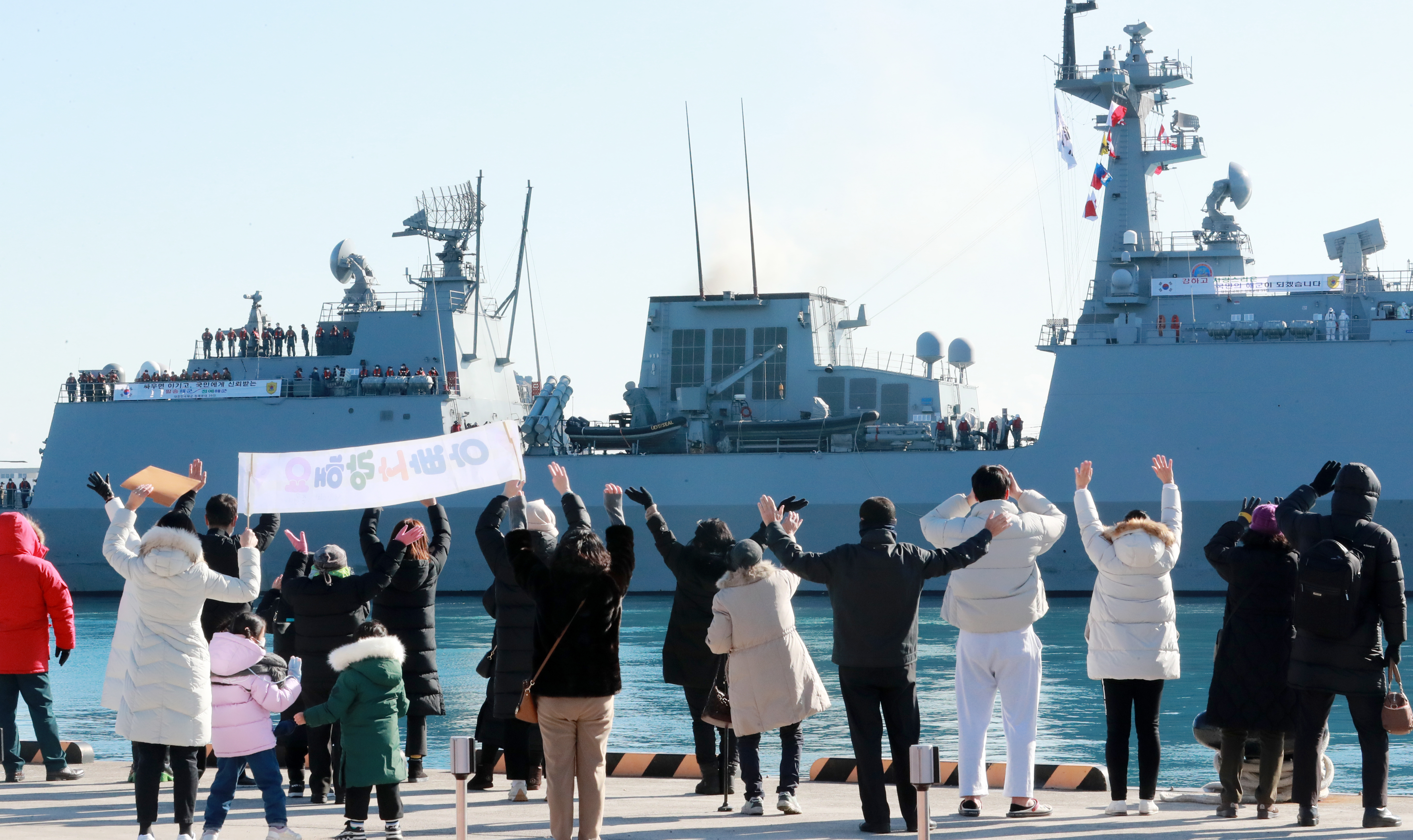 The 39th contingent of the anti-pirate Cheonghae Unit, officially dubbed the Republic of Korea Navy Somali Sea Escort Task Group, on Dec. 19 leaves Busan Naval Base in Busan on the Gang Gam-chan of the destroyer class Chungmugong Yi Sunshin (DDH-II, 4,400-ton class), with relatives of the crew seeing the ship off. 