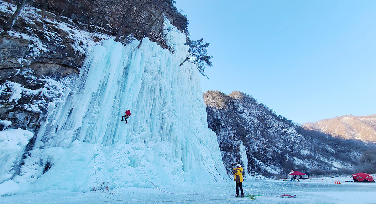 Members of an ice climbing club on Dec. 29 climb a steep cliff at Pandae Ice Park's ice climbing site in Jijeong-myeon Township of Wonju, Gangwon-do Province.