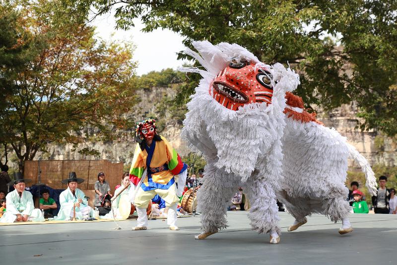 UNESCO's Intergovernmental Committee for the Safeguarding of the Intangible Cultural Heritage on Nov. 30 at its 17th meeting in Rabat, Morocco, designated the traditional Korean mask dance talchum as an Intangible Cultural Heritage of Humanity. Shown is a performance of Bongsan Talchum, which is designated National Intangible Cultural Heritage No. 17 by the Cultural Heritage Administration of Korea. (Cultural Heritage Administration)