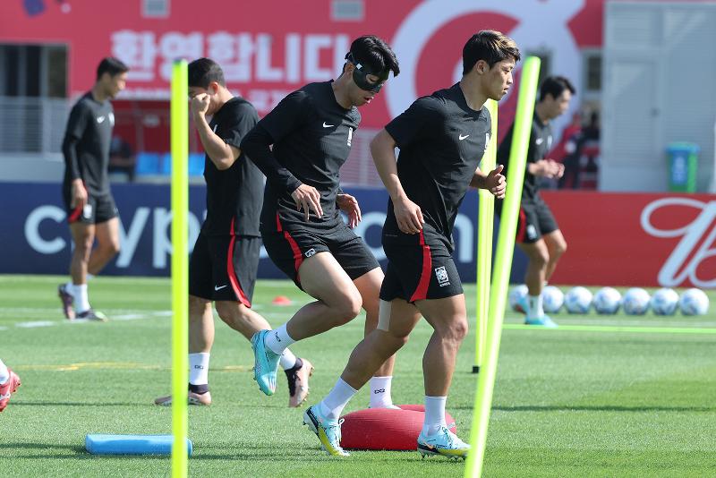Son Heung-min, Hwang Hee-chan and other players on the national soccer team on Dec. 4 warm up during practice at Al Egla Training Site in Doha, Qatar, ahead of Korea's game against Brazil in the Qatar World Cup's round of 16. (Yonhap News) 