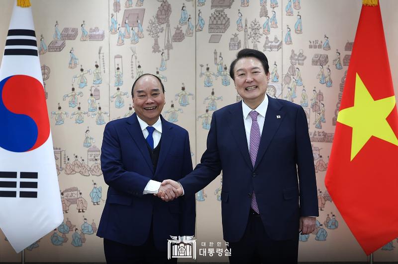 President Yoon Suk Yeol (right) on the afternoon of Dec. 5 shakes hands with Vietnamese leader Nguyen Xuan Phuc at their bilateral summit held at the Office of the President in Seoul's Yongsan-gu District. (Office of the President)