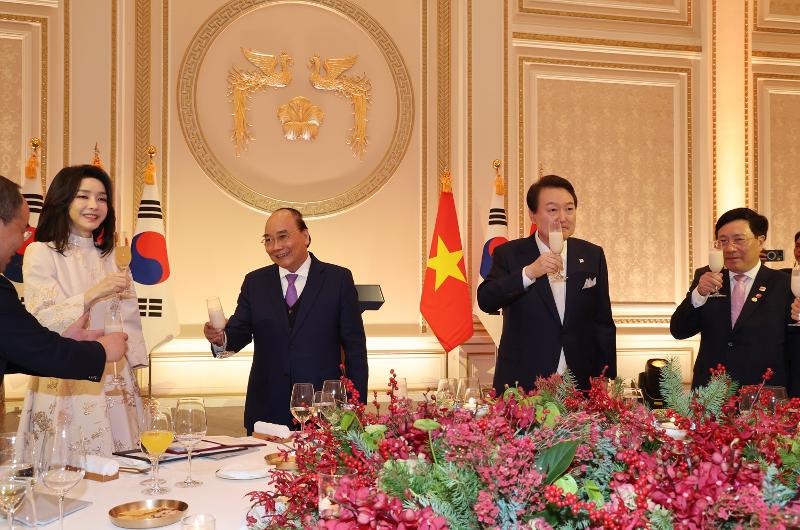 President Yoon Suk Yeol (second from right) and first lady Kim Keon Hee on Dec. 5 make a toast with Vietnamese President Nguyen Xuan Phuc (second from left) at a state dinner held at Yeongbingwan, the VIP guesthouse at the former presidential compound of Cheong Wa Dae. (Yonhap News)
