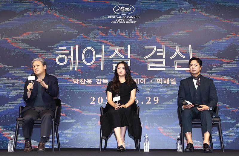 ▲ 제75회 칸영화제에서 감독상을 받은 박찬욱 감독(왼쪽부터), 배우 탕웨이, 박해일이 지난 6월 2일 오전 서울 종로구 JW메리어트동대문스퀘어서울에서 열린 영화 '헤어질 결심' 제작보고회에서 질문에 답하고 있다. 연합뉴스