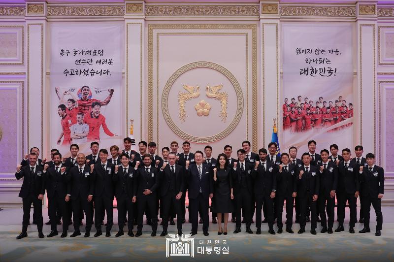 President Yoon Suk Yeol (middle) and first lady Kim Keon Hee on Dec. 8 take a commemorative photo with the national soccer team at a welcoming banquet for the squad at Yeongbingwan, the state guesthouse of the former presidential compound of Cheong Wa Dae. (Office of the President) 