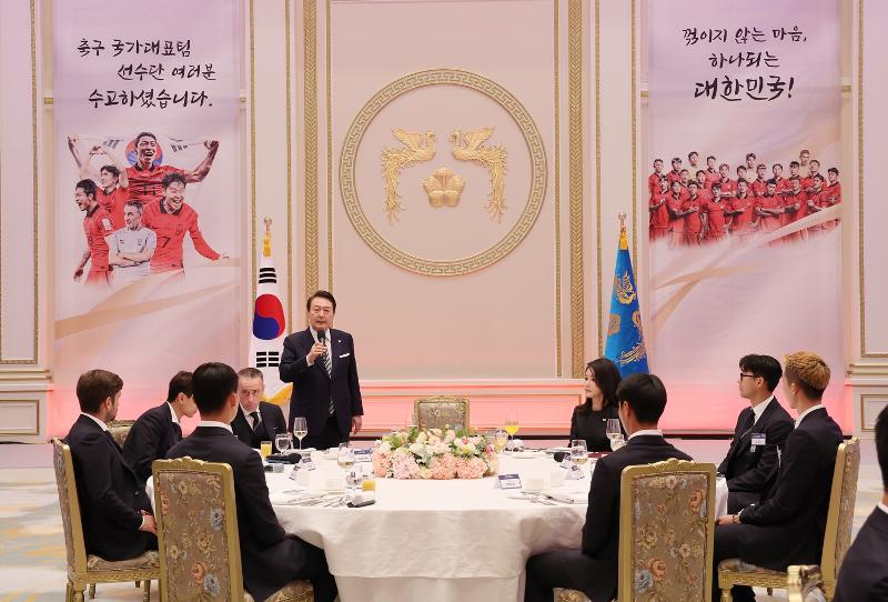 President Yoon Suk Yeol on Dec. 8 gives a toast at the welcoming banquet he hosted at Cheong Wa Dae in Seoul for the national soccer team. (Yonhap News) 