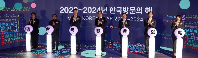 Prime Minister Han Duck-soo (fourth from left) and Minister of Culture, Sports and Tourism Park Bo Gyoon (third from right) on Dec. 12 host a commemorative performance at the declaration ceremony of 