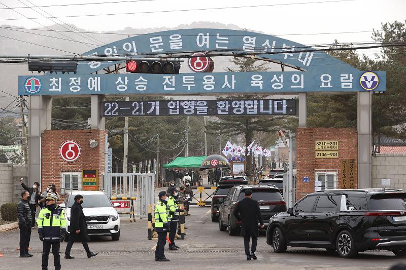 A car of BTS member Jin on Dec. 13 enters the gate of a military training compound in Yeoncheon-gun County, Gyeonggi-do Province. (Yonhap News)