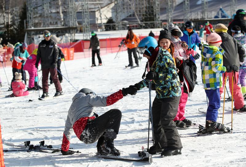 Visitors from Southeast Asia on Dec. 11 learn how to ski at Yongpyong Resort in Pyeongchang-gun County, Gangwon-do Province. (Yonhap News) 