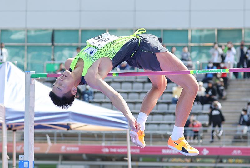 Woo Sang-hyuk, 26, the world's top-ranked male high jumper, on Oct. 12 clears the bar in the finals of this year's Korean National Sports Festival at Ulsan Stadium in Ulsan's Jung-gu District. His successful jump of 2.15 m earned him his seventh individual win in the competition. (Yonhap News)