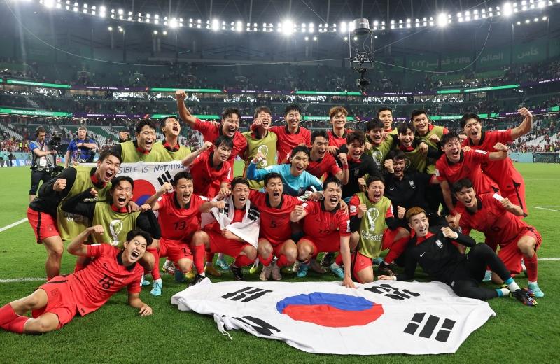 The national soccer team on Dec. 2 takes a commemorative photo after its sensational 2-1 upset over Portugal in their final Group H game of the FIFA World Cup at Education City Stadium in Al Rayyan, Qatar. By beating a global power in the sport, Korea earned a berth in the tournament's round of 16 through a game dubbed the 