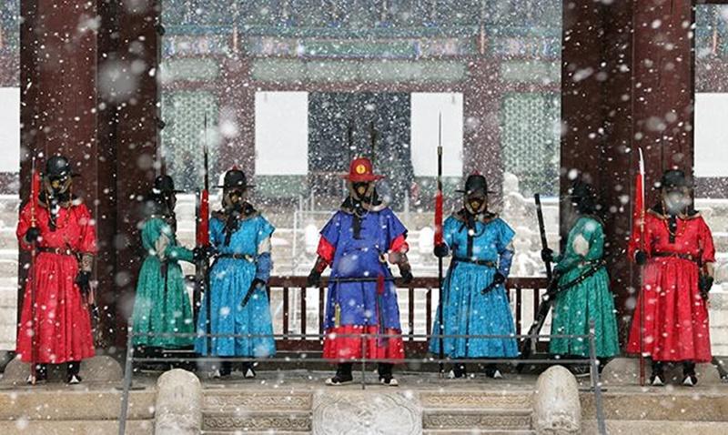 Guards at Gyeongbokgung Palace on Jan. 19 stand by Geunjeongmun Gate amid a heavy snow warning issued for Seoul and the nation's central region. The gate is the main entrance of Geunjeongjeon Hall, a building within Gyeongbokgung that hosted major national ceremonies during the Joseon Dynasty (1392-1910). Many amateur photographers flocked to capture the picturesque snowy scene at the palace in Seoul's Jongno-gu District. (Jeon Han) 