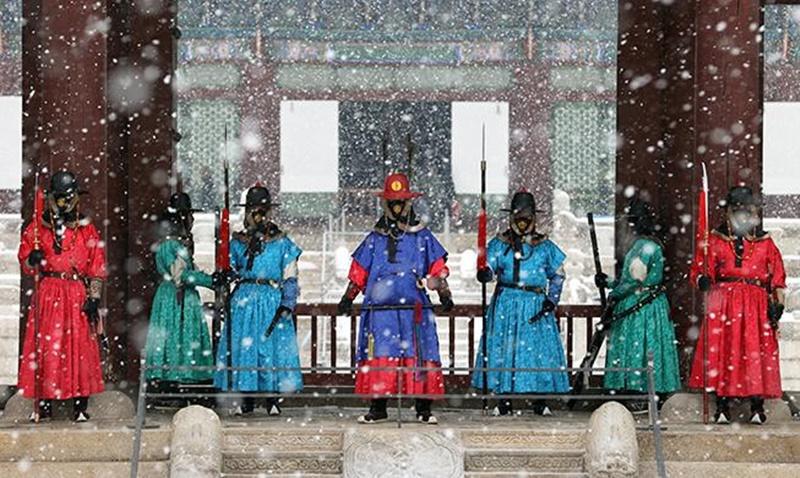Guards at Gyeongbokgung Palace on Jan. 19 stand by Geunjeongmun Gate amid a heavy snow warning issued for Seoul and the nation's central region. The gate is the main entrance of Geunjeongjeon Hall, a building within Gyeongbokgung that hosted major national ceremonies during the Joseon Dynasty (1392-1910). Many amateur photographers flocked to capture the picturesque snowy scene at the palace in Seoul's Jongno-gu District. (Jeon Han)