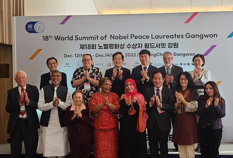 Nobel Peace Prize laureate Shirin Ebadi (third from left in the front row) on the afternoon of Dec. 12 takes commemorative photos with other participants at the 18th World Summit of Nobel Peace Laureates hosted by Alpensia Convention Center in Pyeongchang-gun County, Gangwon-do Province. (Kim Hayeon)