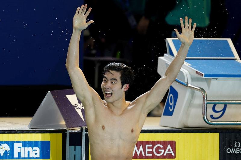 Swimming sensation Hwang Sun-woo on Dec. 18 raises his arms in triumph after confirming his victory and checking his time in the men's 200-m freestyle at this year's FINA Short Course World Swimming Championships in Melbourne, Australia.