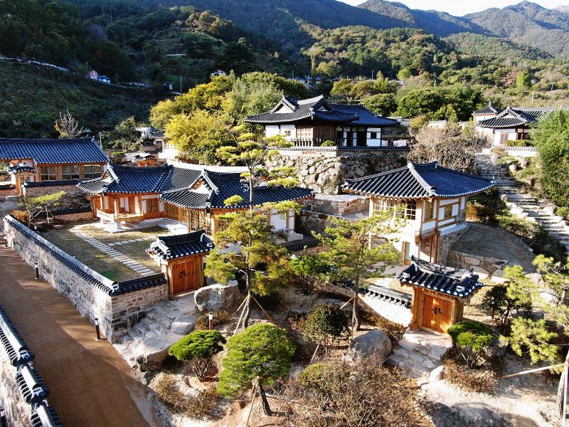 Choi Champan House Hanok Culture Center is a lodging facility in Agyang-myeon Township of Hadong-gun County, Gyeongsangnam-do Province. 