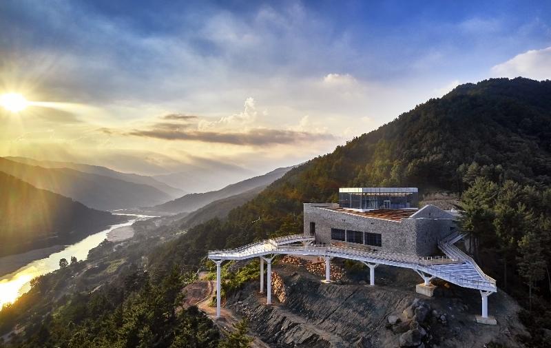 Starway Hadong is a cultural complex consisting of the observation deck Skyway, resort, cafe and convention center.