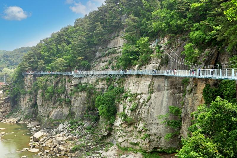 This is the riverside hiking course and Jando Trail at the Hantanggang River in Cheorwon-gun County, Gangwon-do Province. 