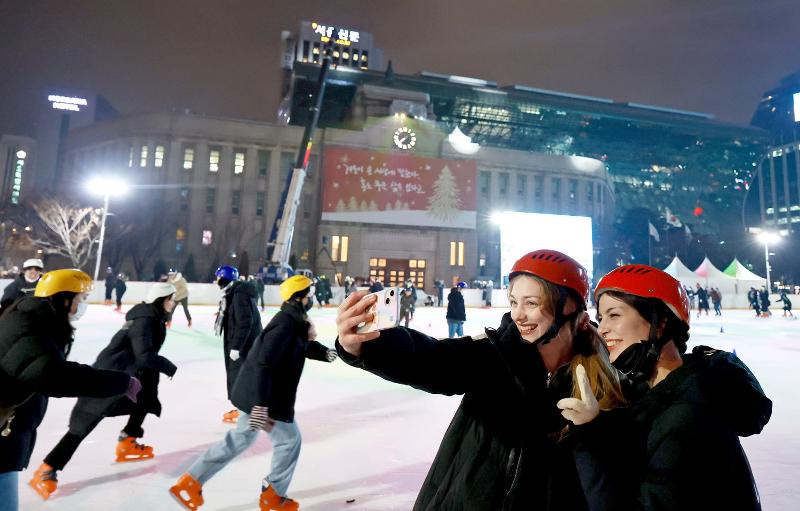 Ausländische Besucher genießen das Schlittschuh- und Schlittenfahren im Seouler Winter. ⓒ Yonhap News