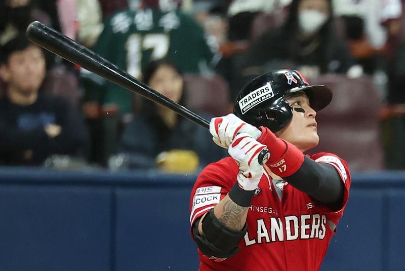 Outfielder Choo Shin-soo of the Korea Baseball Organization League's Incheon SSG Landers on Nov. 4 gets a hit versus the Seoul Kiwoom Heroes in Game 3 of the Korean Series at Gocheok Sky Dome in Seoul's Guro-gu District. (Yonhap News) 