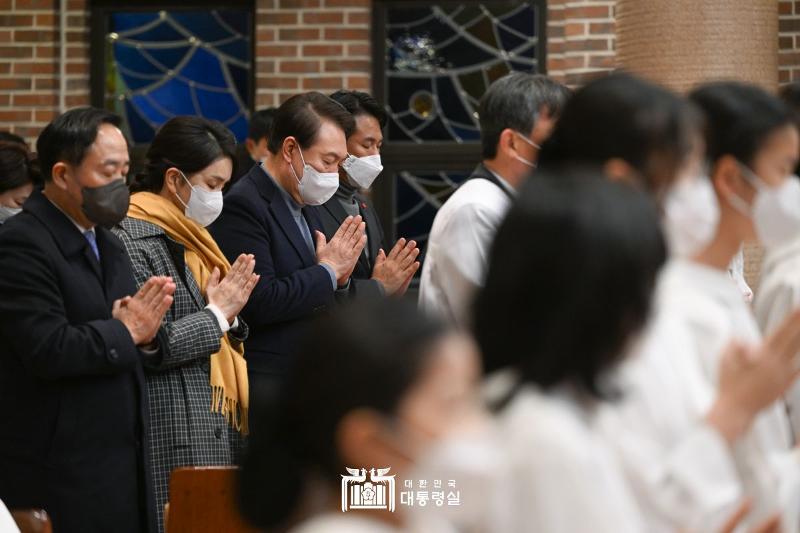 President Yoon Suk Yeol and first lady Kim Keon Hee on the evening of Dec. 24 pray at Christmas Mass held at Yakhyeon Catholic Church in Seoul's Jung-gu District.