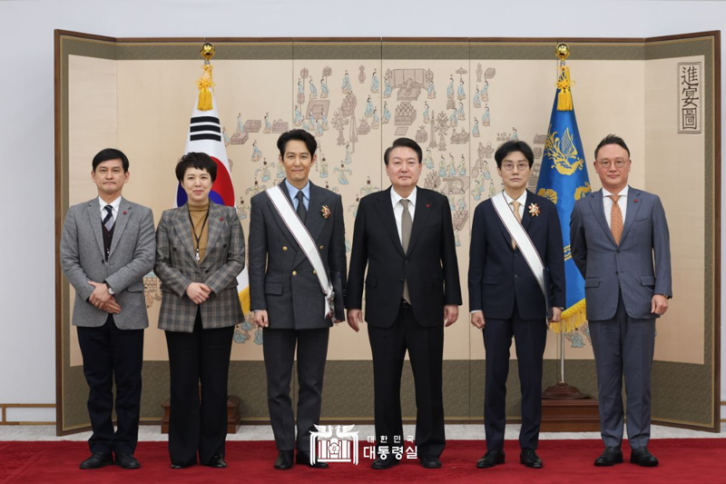 President Yoon Suk Yeol on Dec. 27 takes a commemorative photo after the awards ceremony for the Geumgwan Order of Cultural Merit for 