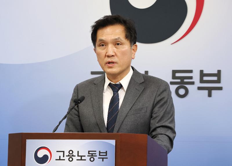 Park Jong-pil, director-general of the Labor Inspection Policy Bureau at the Ministry of Labor and Employment, on Dec. 29 explains the revision of the Employment Permit System as a means to hire non-professional foreign workers at a media briefing hosted by Government Complex-Sejong in Sejong. (Yonhap News) 