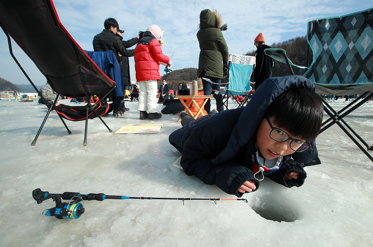 A boy at the Pyeongchang Trout Festival on Jan. 6 fishes for trout through a hole in the ice at Odaecheon Stream in Jinbu-myeon Township of Pyeongchang-gun County, Gangwon-do Province. Opened on Dec. 30, the festival runs through Jan. 29 from 9 a.m. to 5 p.m. daily.