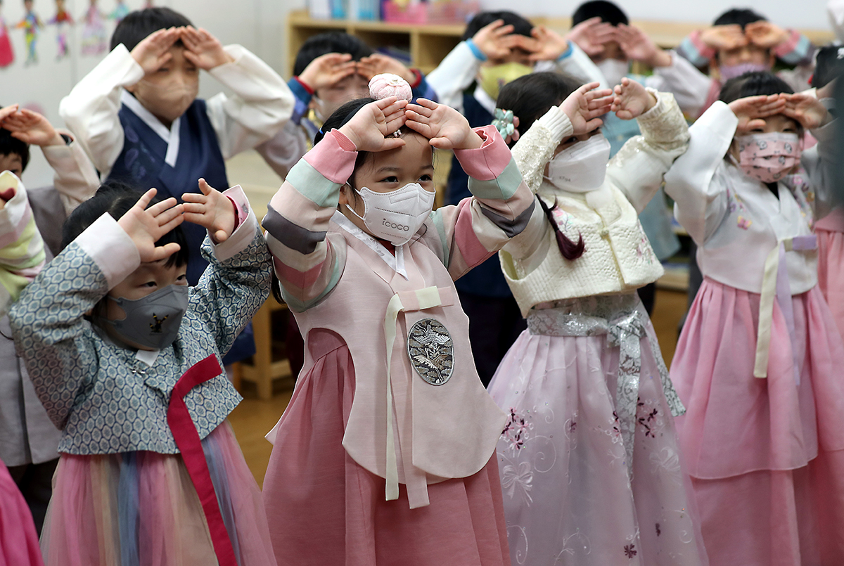 Children dressed in Hanbok on the morning of Jan. 12 learn to perform a deep traditional bow at a daycare center of Busanjin-gu Office in Busan.