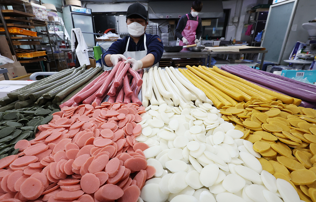 A worker on Jan. 13 displays garaetteok (cylindrical strands of rice cake) at a tteok (rice cake) store within Jeongja Market in the Jangan-gu District of Suwon, Gyeonggi-do Province, ahead of the Lunar New Year holidays (Jan. 21-24). 