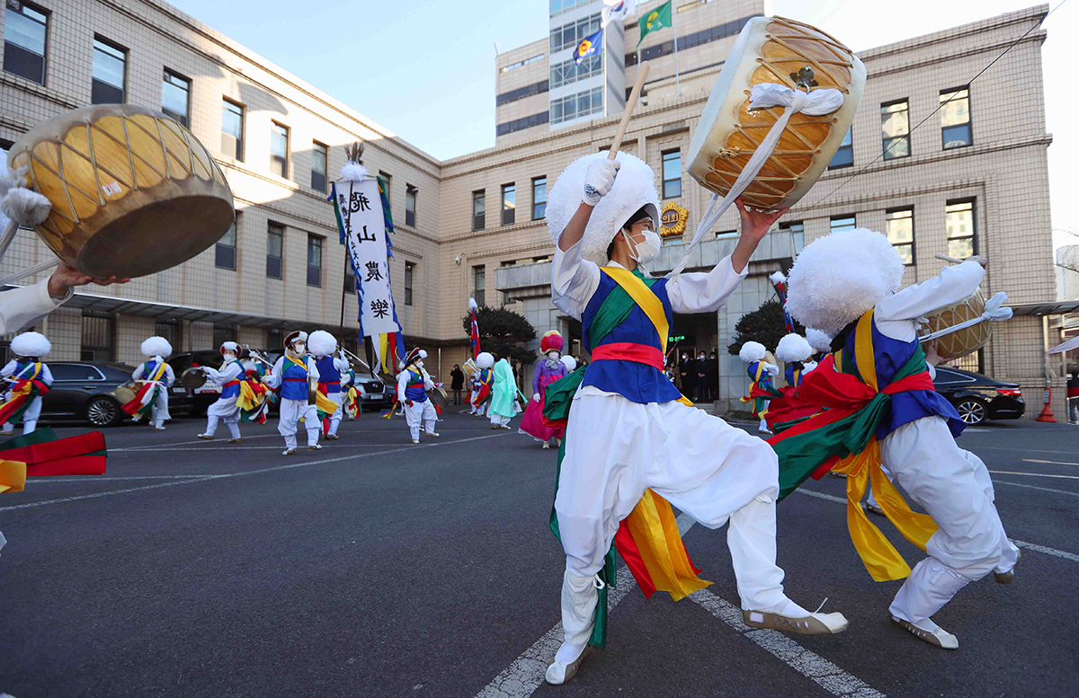 An event featuring the traditional game jisinbapgi on Jan. 25 is held to wish good luck in the Year of Gyemyo (Black Rabbit) in front of Daegu Metropolitan Council in Daegu's Jung-gu District.