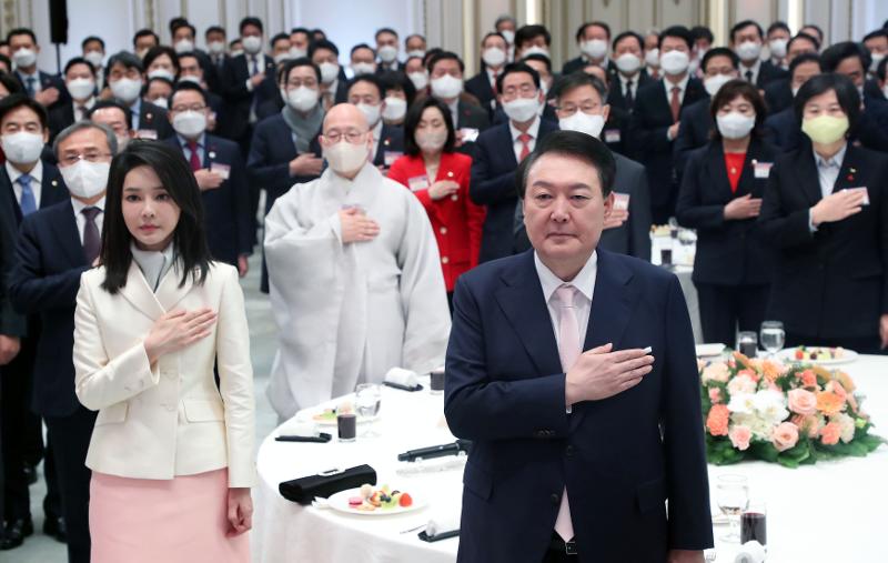 President Yoon Suk Yeol on Jan. 1, the first day of the Year of Gyemyo (Black Rabbit), pays tribute to Memorial Tower at Seoul National Cemetery in the capital's Yongsan-gu District. (Yonhap News)