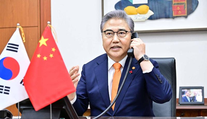 Minister of Foreign Affairs Park Jin on Jan. 9 talks on the phone with his new Chinese counterpart Qin Gang. (Ministry of Foreign Affairs)