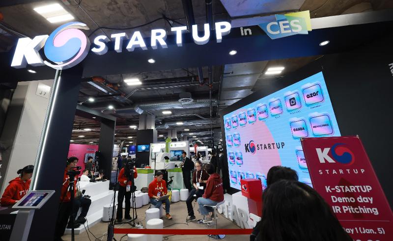 A promotional event for Korean venture companies and startups is held on Jan. 6, the second day of CES 2023, at the Venetian Expo and Convention Center in Las Vegas. (Yonhap News) 