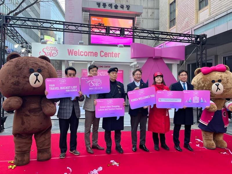 Minister of Culture, Sports and Tourism Park Bo Gyoon (third from right) on Jan. 12 in the tourist-heavy Myeong-dong neighborhood of Seoul takes a commemorative photo with participants at the opening ceremony of Korea Grand Sale 2023.