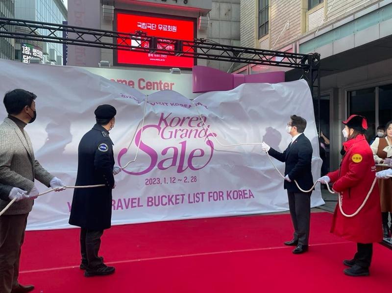 Minister of Culture, Sports and Tourism Park Bo Gyoon (third from left) on Jan. 12 unveils the welcome center in the Myeong-dong neighborhood for the 2023 Korea Grand Sale at the center's opening ceremony in front of Myeongdong Theater in Seoul's Jung-gu District.