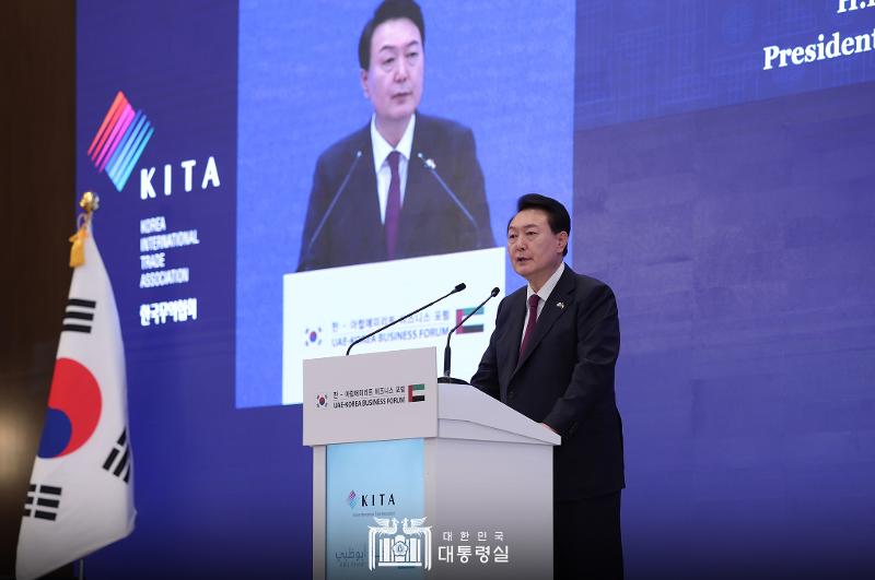 President Yoon Suk Yeol on Jan. 16 delivers a keynote speech at the UAE-Korea Business Forum at a hotel in Abu Dhabi, the UAE. 